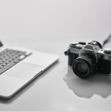 高潮视频 编辑沈知远的工作桌面一角，笔记本与便签纸上写满分类记录，呈现整理素材的日常场景