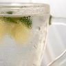 读者「青柠不加冰」的头像，薄荷绿圆形色块，用于评论区身份标识