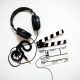 读者头像：戴耳机的中年人在客厅沙发上使用平板